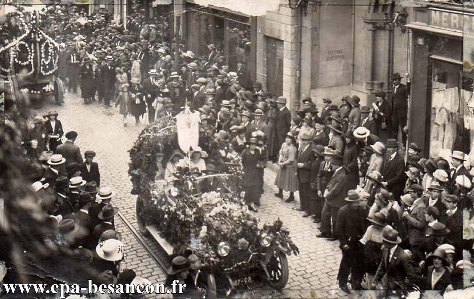 BESANÇON - Cavalcade rue de la Préfecture - Centenaire de la naissance de Louis Pasteur - Mai 1923